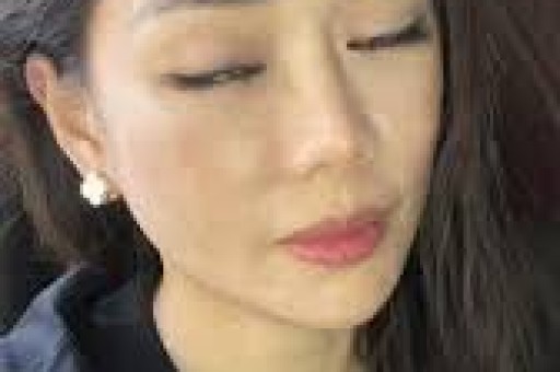 大衣哥朱之文中途罢演引发热议。他在景区登台表演到一半骤然停演并非设备故障而是难以忍受现场高温无法继续演出